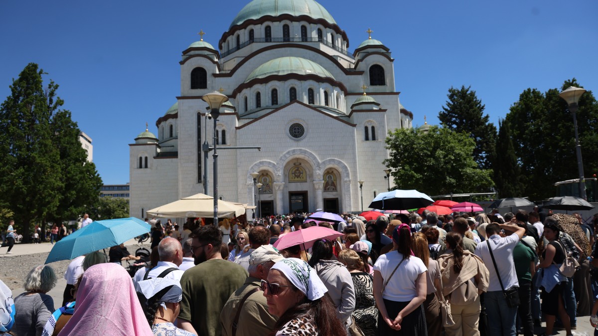 Po šest sati se čeka ispred Hrama Svetog Save zbog pojasa Presvete Bogorodice