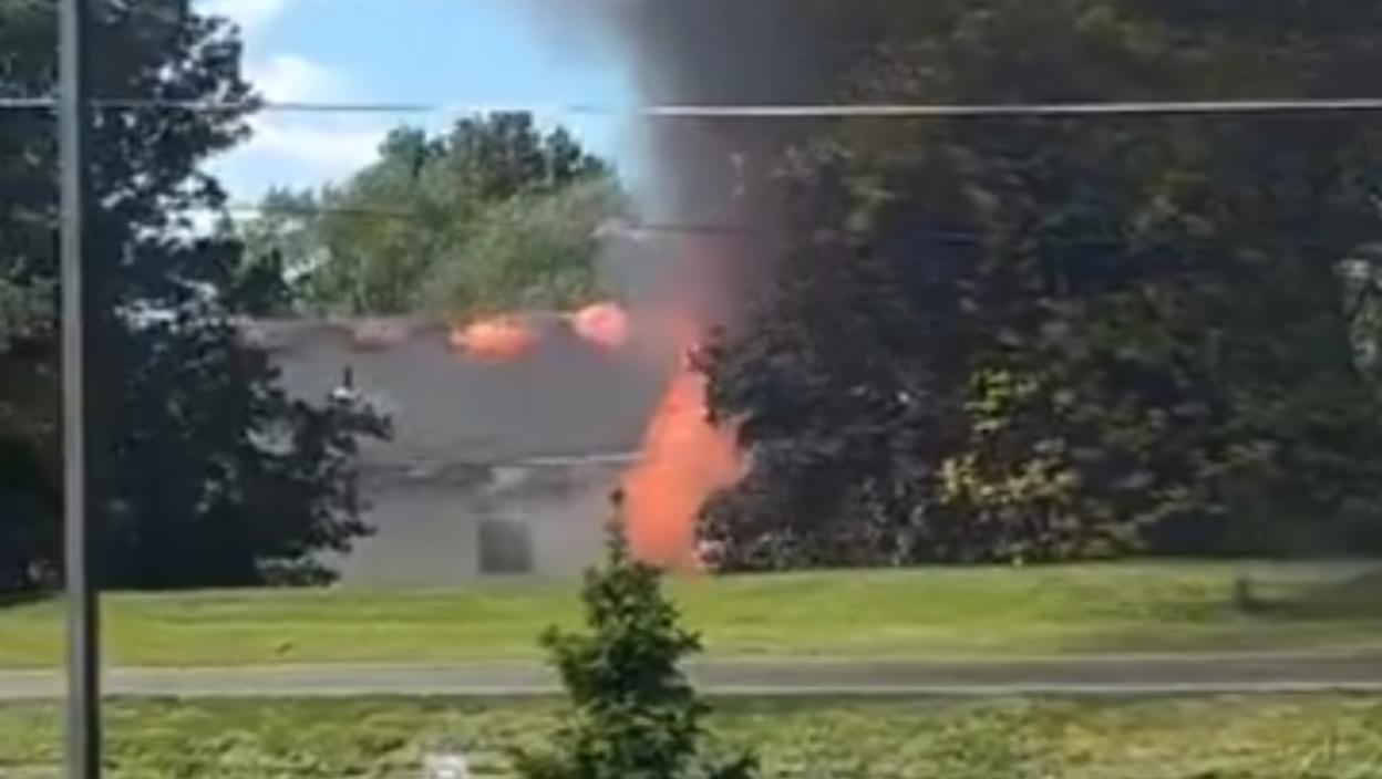 Avion pao na kuću, zastrašujuć snimak sa lica mesta kruži mrežama (VIDEO)