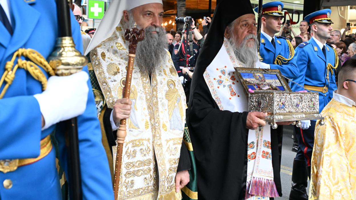 Hiljade vernika šeta uz patrijarha Porfirija i Pojas Presvete Bogorodice (FOTO)