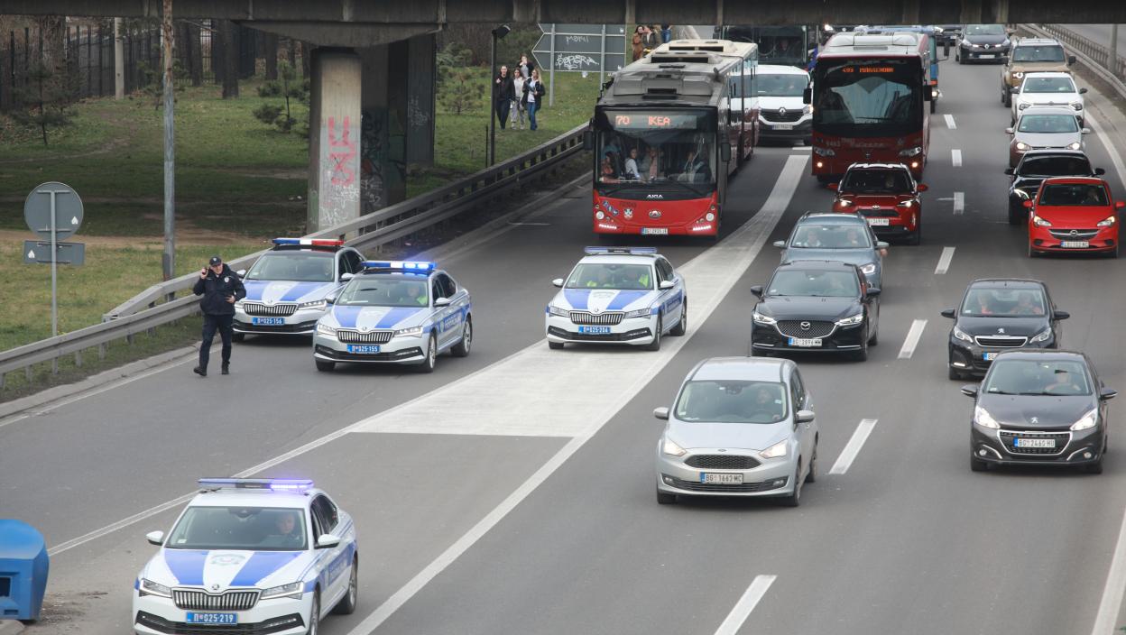 Sve stoji, ljudi leže na putu