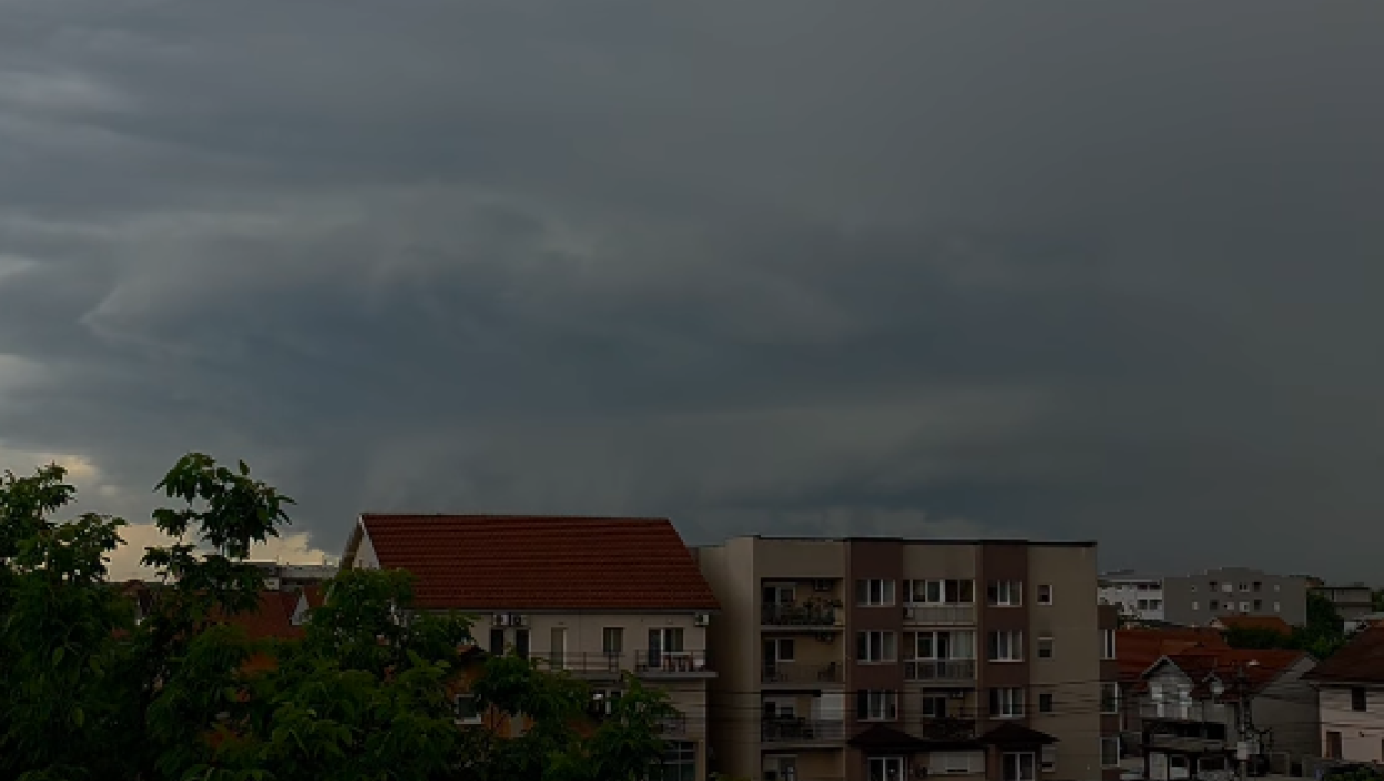 Prestonica potonula u mrak pred nalet nevremena, ogromna superćelija prekrila nebo