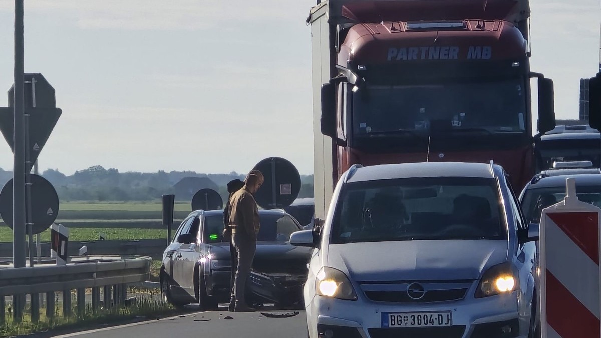 Saobraćajna nezgoda na auto-putu kod Banovaca, stvaraju se velike gužve i zastoji