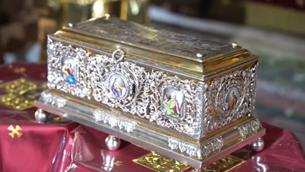 Čudesni Pojas Presvete Bogorodice svečano ispraćen iz manastira Vatoped (Foto)