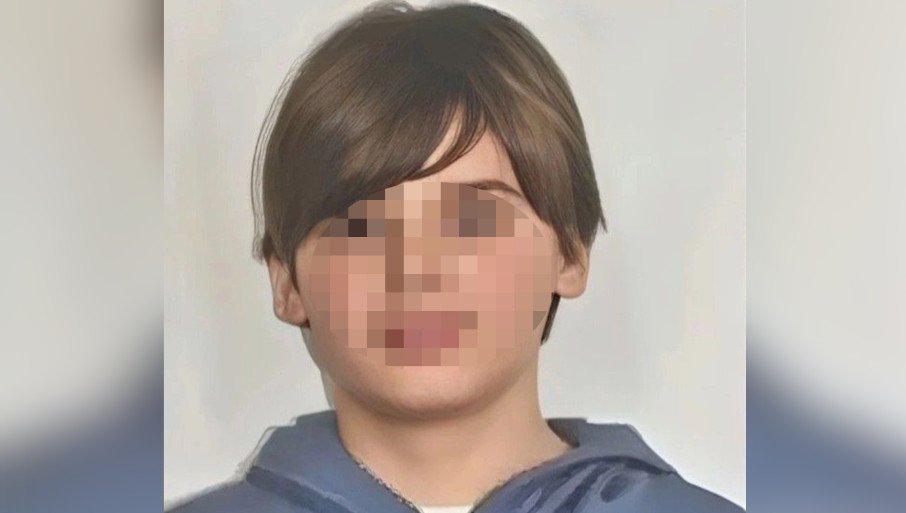 U hodniku škole gađao dečaka i promašio