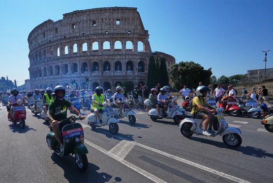 Vespa slavila rođendan uz spektakl na ulicama Rima (FOTO)