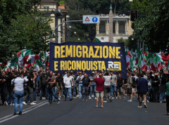 Više desetina hiljada ljudi na protestima podrške i protivljenja migrantima