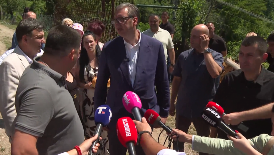 Vučić obišao mobilnu ambulantu u Senjskom Rudniku