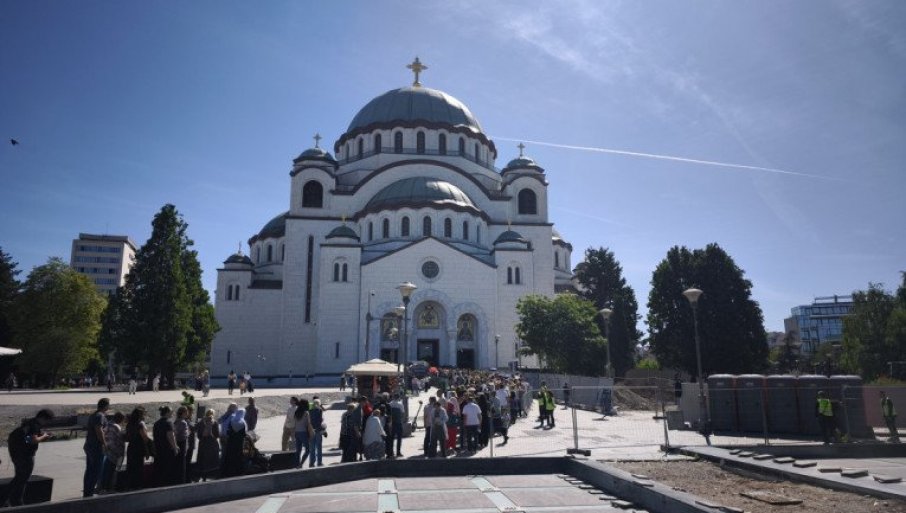 KO JE ZAPRAVO „FETIŠAR“? Onaj koji stoji u redu da celiva Pojas ili onaj koji švercuje sado-mazo opremu iz Hrvatske