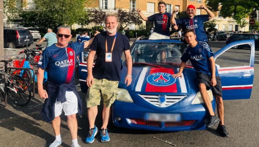 DAN KADA JE SENA TEKLA CRVENO-PLAVA: "Novosti" na pariskim ulicama u velikom slavlju Parižana