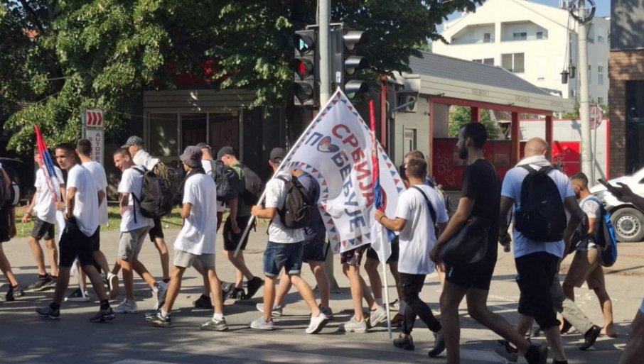 Građani krenuli iz Novog Sada peške na skup u Beogradu (VIDEO)