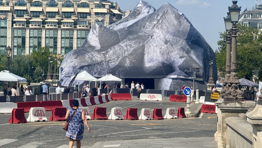 Umetnički projekat umetnika Ži-Era između dve rečne obale u Parizu