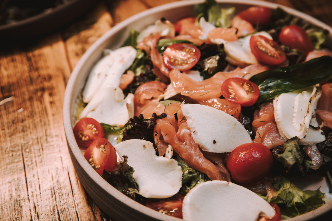 Mediteranska salata sa lososom ta tople letnje dane