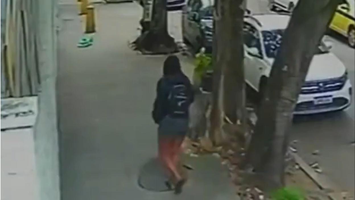 (VIDEO) Ulica je progutala pred očima prolaznika: Gledala u telefon, pa nestala pod zemljom u sekundi
