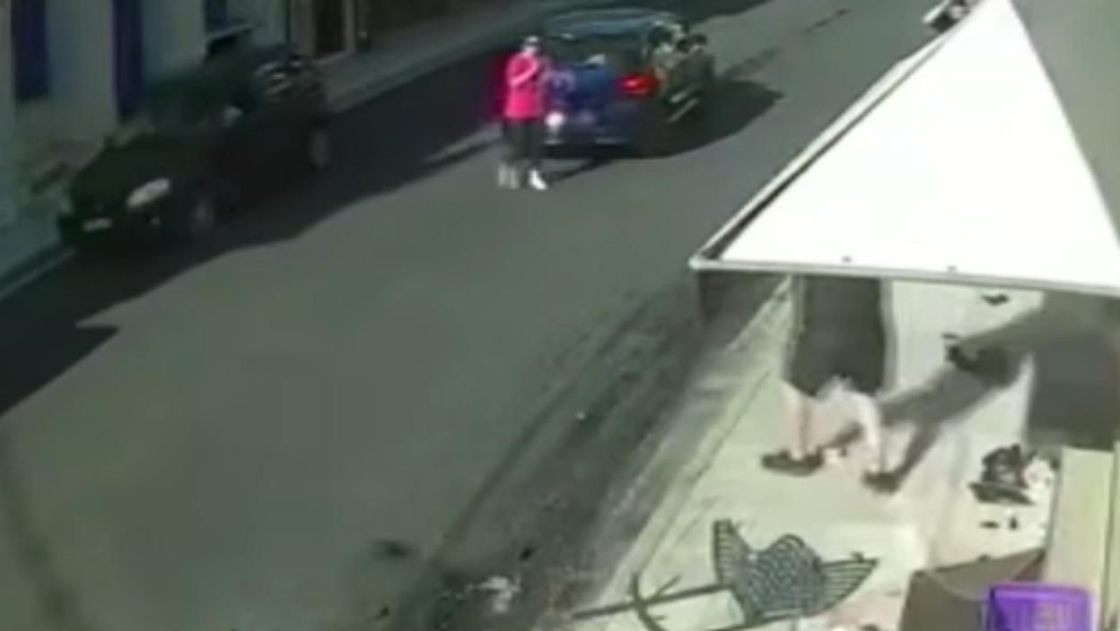 Majka u poslednjoj sekundi spasila dete od smrti (VIDEO)