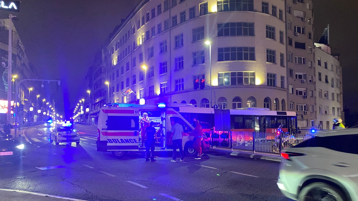 Autobus udario u ogradu kod Brankovog mosta (Foto)
