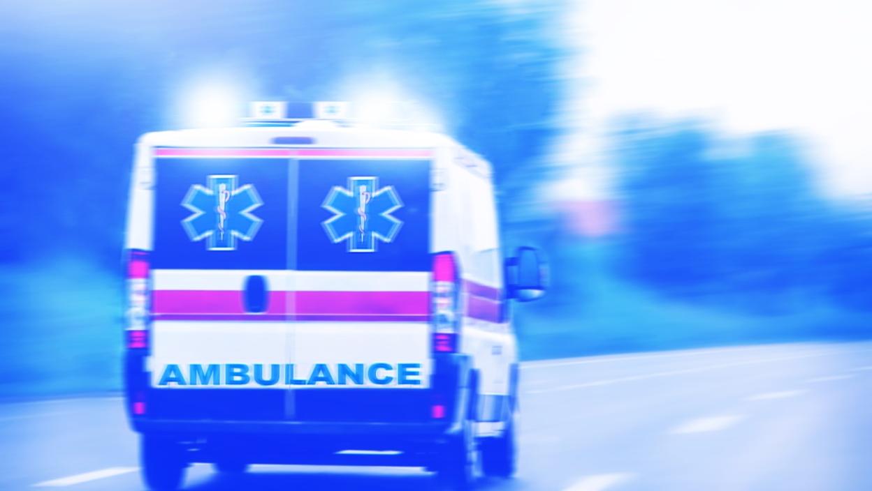 Motocikl se zakucao u automobil, teško povređen dečak hitno prebačen u bolnicu