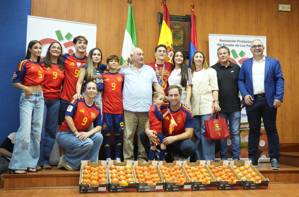 Ruiz i Gavi dobili 150 kilograma paradajza kao nagradu za osvajanje Mundijala – Vesti – Fudbal – B92.sport