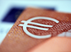 Srednji kurs dinara za evro danas 117,4296, za dolar 103,1623