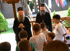 Patrijarh Porfirije posetio dečji letnji kamp „Šuplja stena“ na Avali