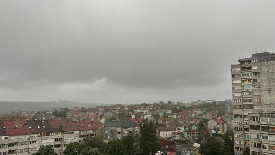 U toku noći pretežno vedro, na severu i zapadu kiša