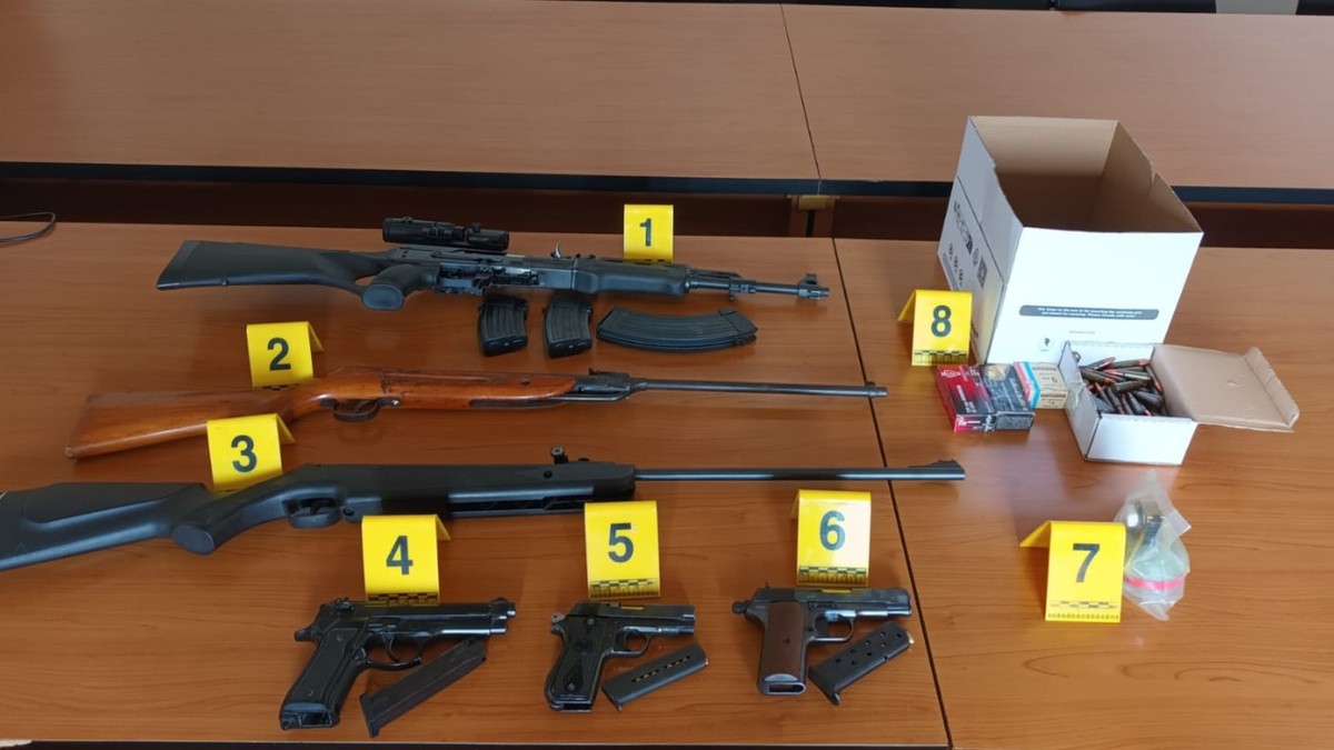 Policajac naoružan do zuba uznemiravao goste kafane, u kući mu pronađen arsenal (Foto)