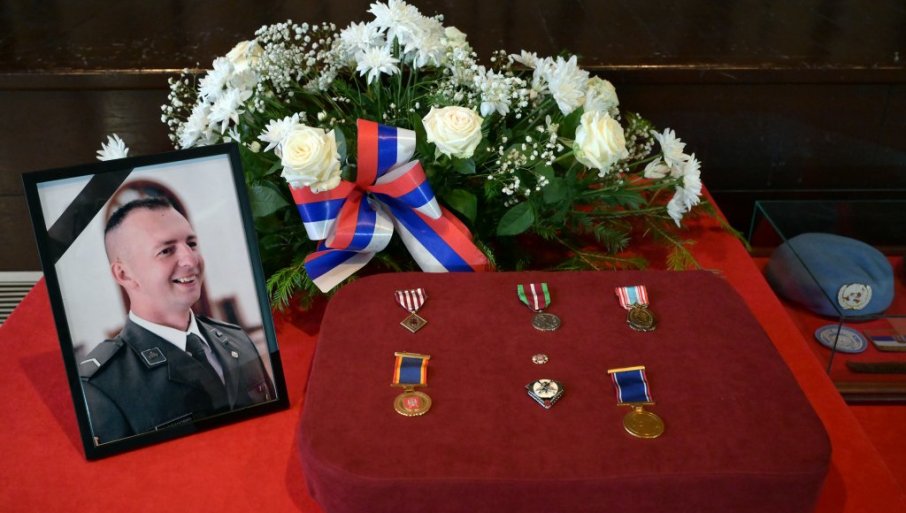 Vučić posthumno odlikovao pripadnika Vojske Srbije koji je poginuo u mirovnoj misiji u Libanu