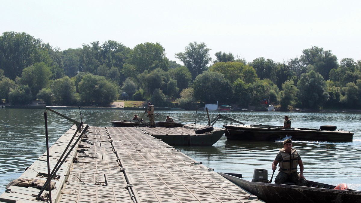 Vojska Srbije postavila pontonski most do Velikog ratnog ostrva