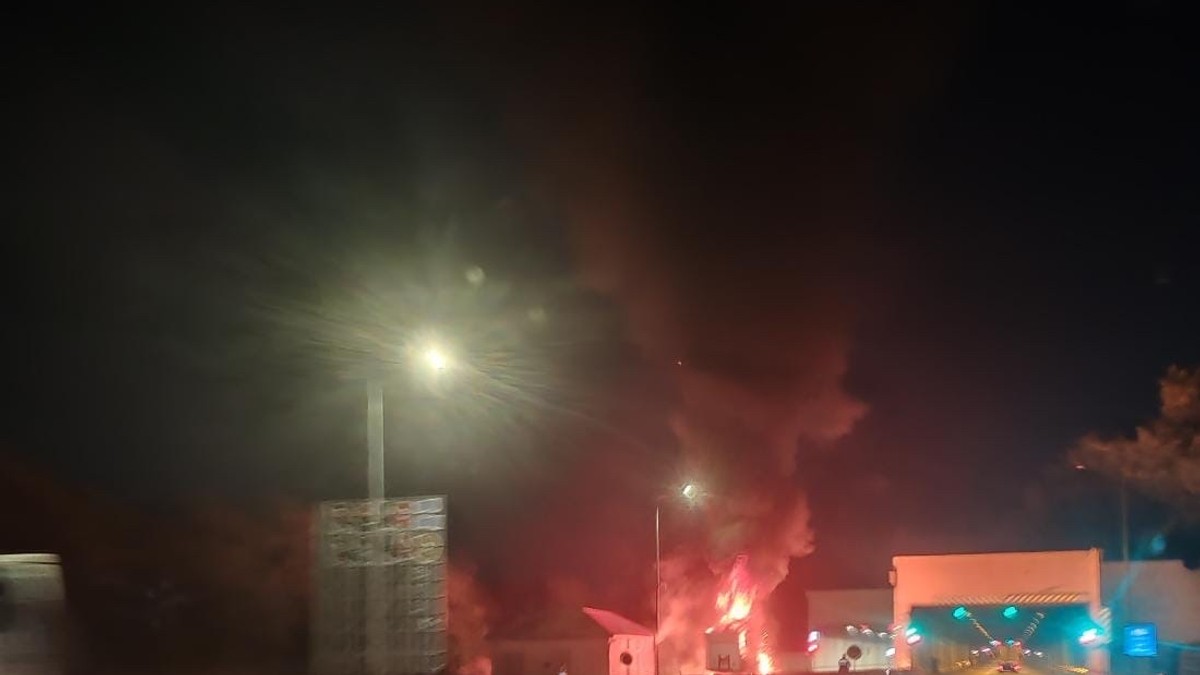 Veliki požar kod tunela železnik: Zapalila se prikolica kamiona, kulja crni dim