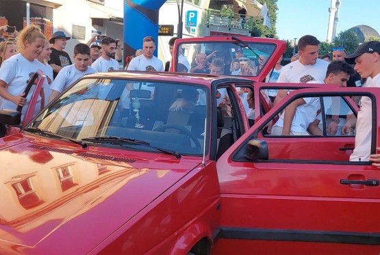 Podvig iz BiH za Ginisov rekord: U "Golf dvojku" stalo 20 ljudi (VIDEO)