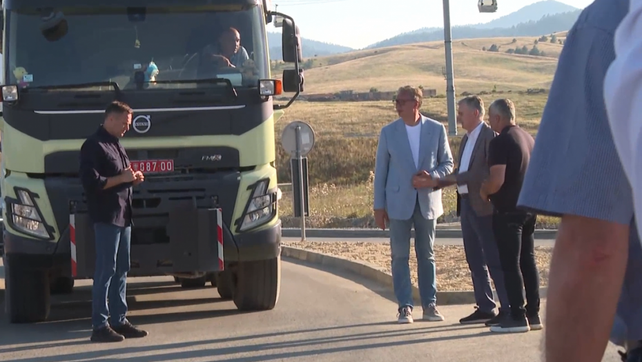 Vučić na Zlatiboru obišao radove na obilaznici i terenima