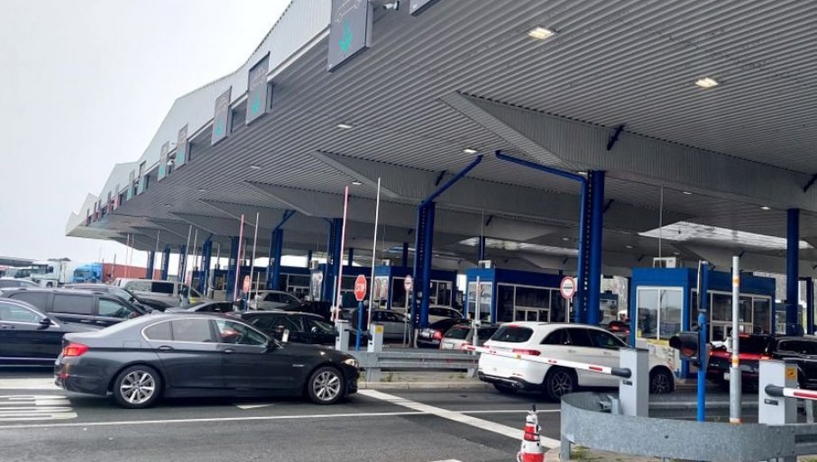 Na jednom prelazu čeka se čak sat vremena!