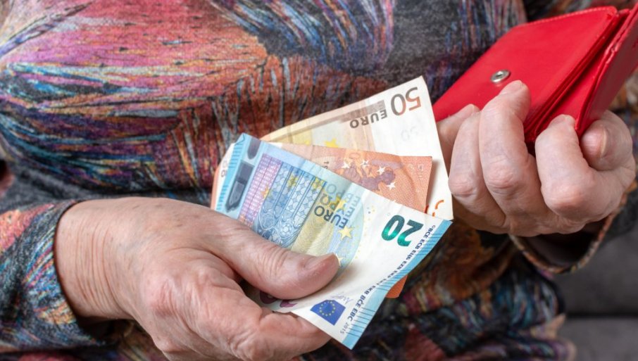 Evo čime se bave penzionerke i uzimaju dobar novac