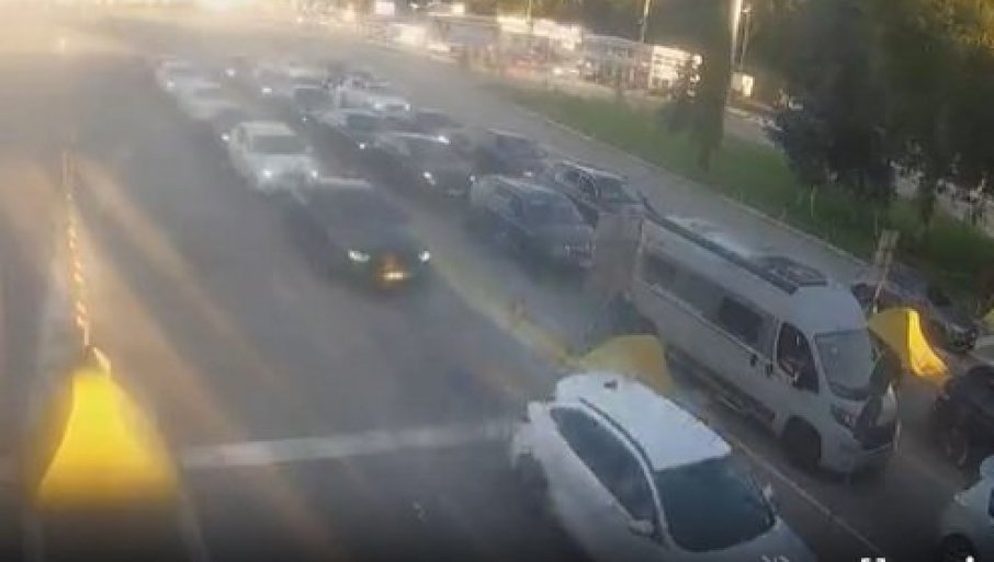 Igla nema gde da padne, ljudi satima čekaju u koloni