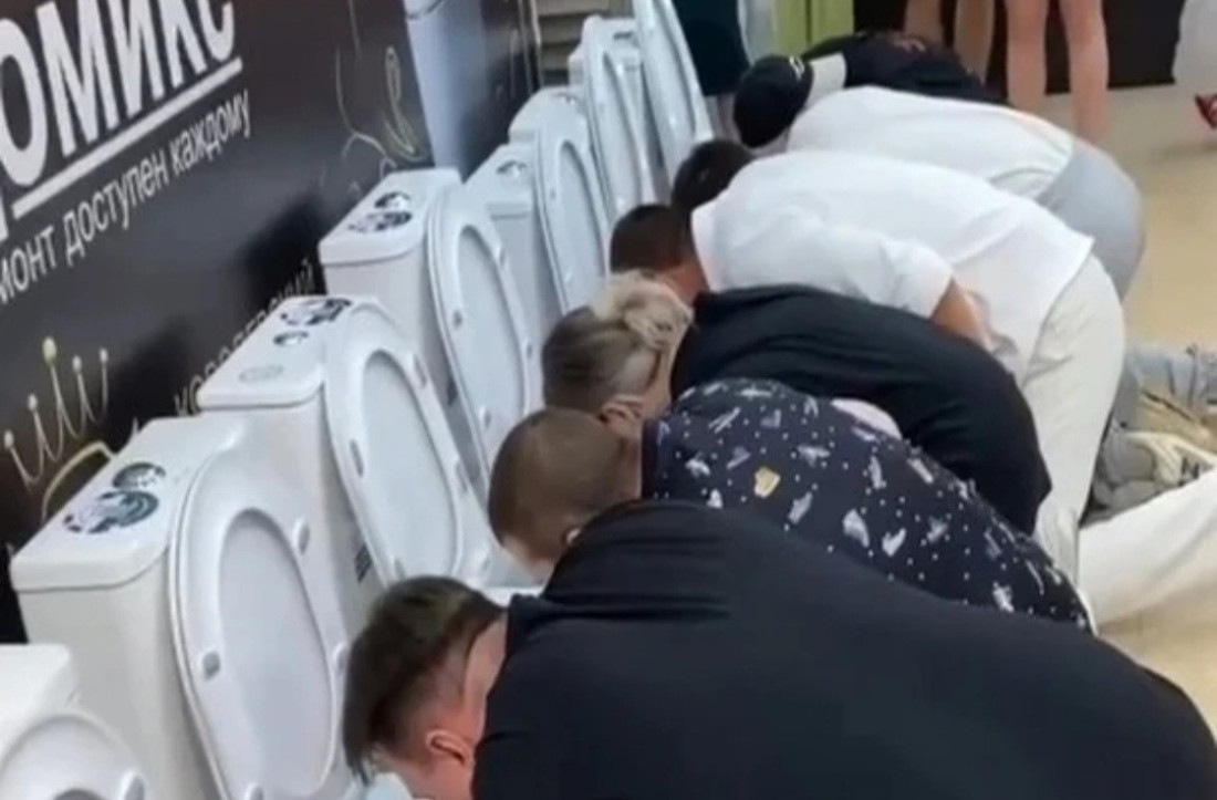 Pili iz WC šolja za 100.000 rubalja