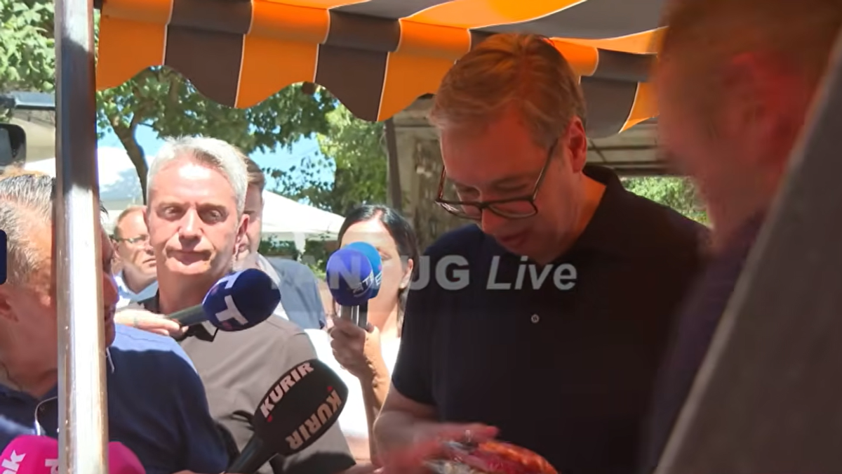 Vučić u Babušnici kupio bombone za sebe i sina: „Vidi šta sam dobio za hiljadarku“