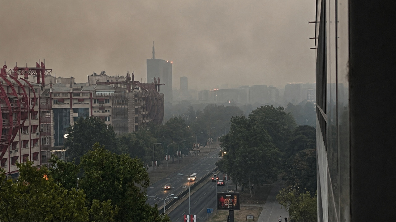 Grad se „zabeleo“, miris paljevine širi se od centra do periferije – veliki požar ne jenjava