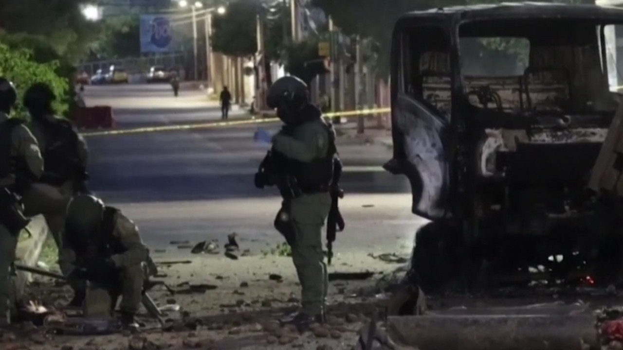 (FOTO/VIDEO) Gromoglasna eksplozija raznela policijsku stanicu: Najmanje 11 povređenih policajaca, kamion-bomba izazvao detonaciju