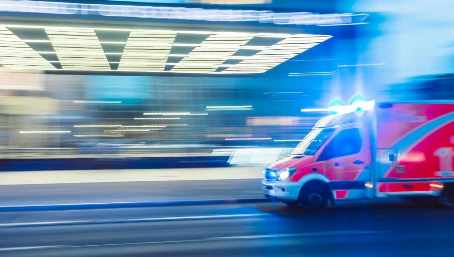 DETE TEŠKO POVREĐENO U BEOGRADU: Vozač ga oborio sa bicikla, hitno prevezeno u bolnicu
