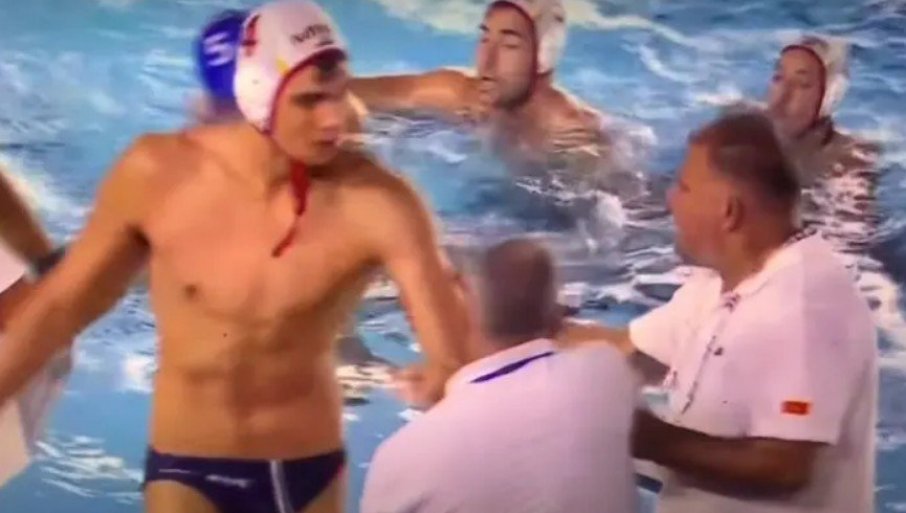 DEJAN SAVIĆ ZAGRMEO KAO NIKAD! Uhvatio sudiju, pa mu izgriženu ruku uneo u lice (VIDEO)