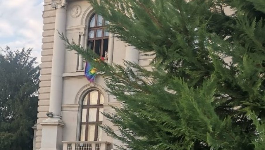 BLOKADERI OKAČILI GEJ ZASTAVU NA SKUPŠTINU: Naloženo momentalno uklanjanje