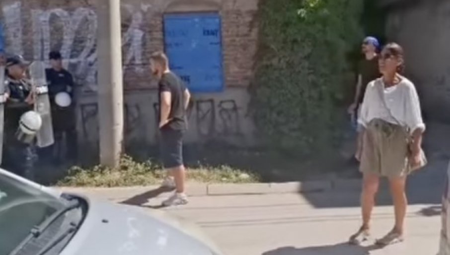 Licemerje blokadera na delu! Brutalno vređaju policajce, a kad zagusti prvi ih dozivaju u pomoć!