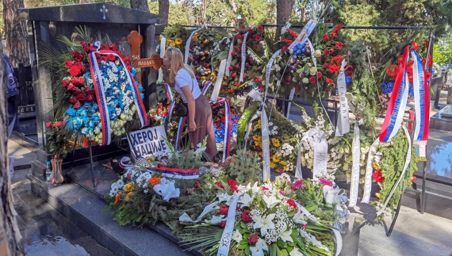 „Večernje novosti“ na grobu generala Ratka Mladića, dan posle sahrane